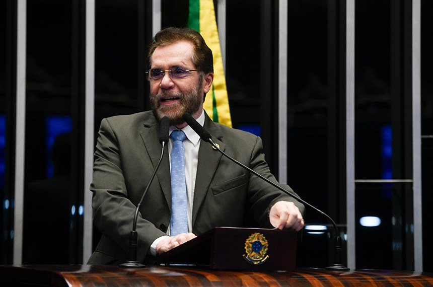 Em discurso, à tribuna, senador Plínio Valério (PSDB-AM).