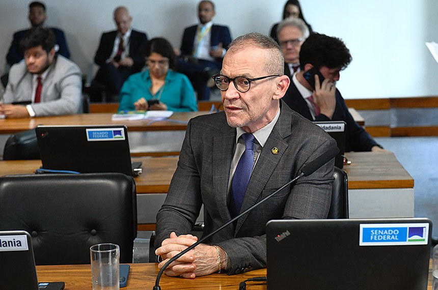 À bancada, relator do PL 5.365/2020, senador Fabiano Contarato (PT-ES).