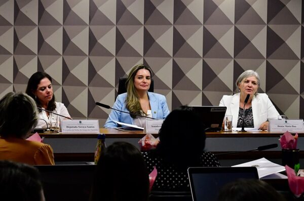 Mesa:
procuradora da Mulher da Câmara dos Deputados, deputada Soraya Santos (PL-RJ);
presidente da CMCVM e requerente desta audiência, senadora Augusta Brito (PT-CE);
secretária nacional de Enfrentamento à Violência contra Mulheres do Ministério das Mulheres, Denise Motta Dau, em pronunciamento.