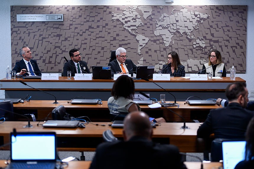 Mesa:
pesquisador em Saúde Pública da Fundação Oswaldo Cruz (Fiocruz), Luciano Andrade Moreira;
coordenador-geral de Ciências da Saúde, Biotecnológicas e Agrárias do Ministério da Ciência, Tecnologia e Inovação (MCTI), Thiago de Mello Moraes;
presidente eventual da CCT,  senador Astronauta Marcos Pontes (PL-SP);
diretora-geral da Oxitec do Brasil, Natalia Verza Ferreira;
coordenadora-geral de Vigilância de Arboviroses do Ministério da Saúde (MS), Livia Carla Vinhal Frutuoso.