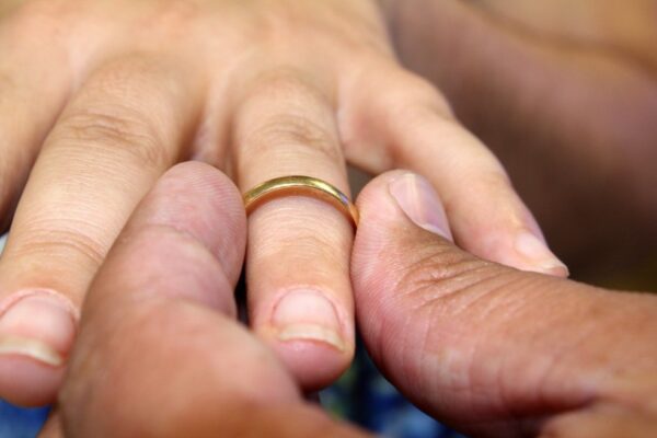 Aliança de casamento no dedo. — Foto: Pedro Bolle/USP Imagens