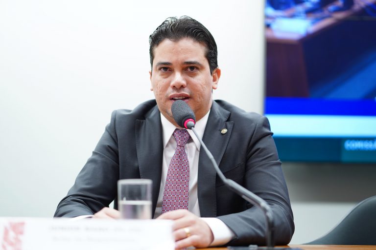 Audiência Pública -Regulamentação de sites de apostas esportivas. Dep. Júnior Mano (PL - CE)
