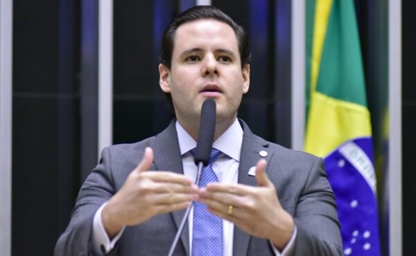 Rodrigo Valadares discursa na tribuna do Plenário