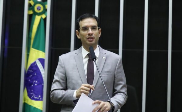 Léo Prates discursa na tribuna do Plenário