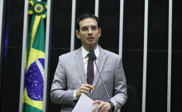 Léo Prates discursa na tribuna do Plenário