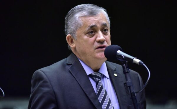 Deputado José Guimarães (PT-CE) fala no Plenário da Câmara dos Deputados