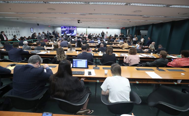 Reunião com comparecimento de ministro