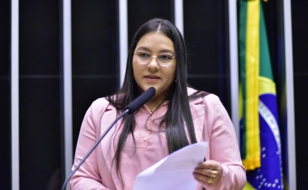 Meire Serafim discursa na tribuna do Plenário