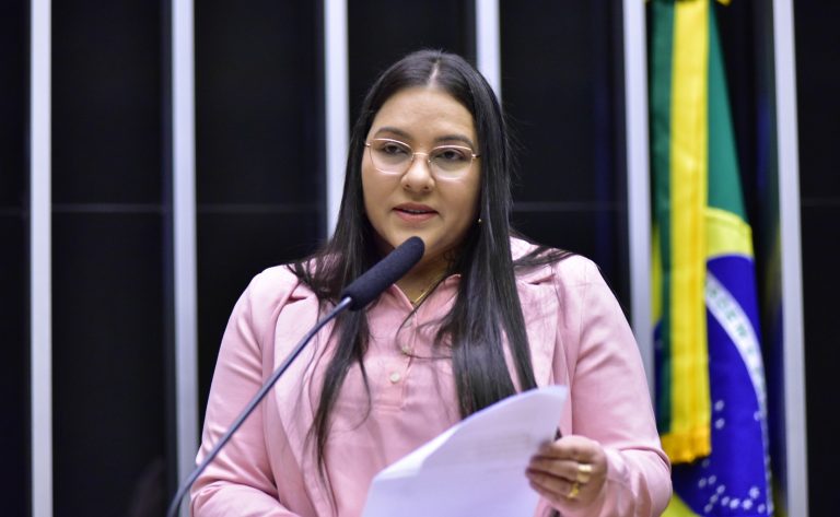 Meire Serafim discursa na tribuna do Plenário