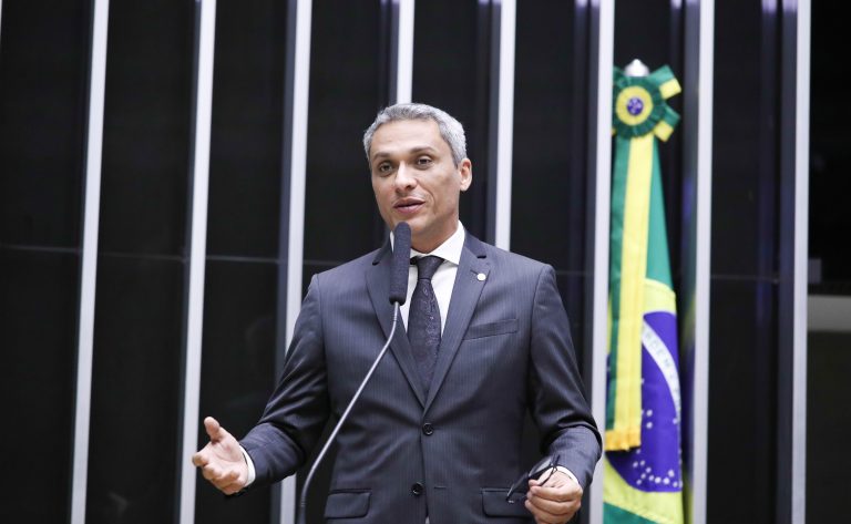 Gustavo Gayer discursa na tribuna do Plenário