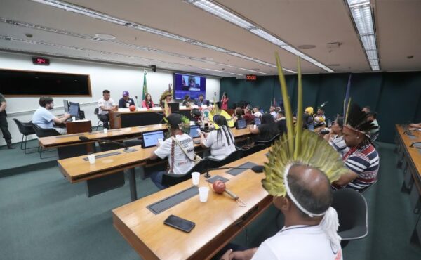 Imagem de uma reunião da Comissão da Amazônia realizada em 2023