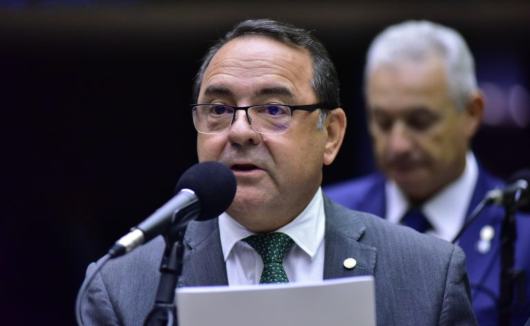 Deputado Adriano do Baldy fala ao microfone