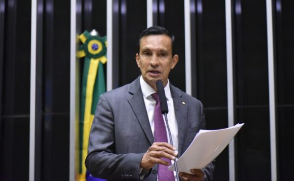 Sidney Leite discursa na tribuna do Plenário