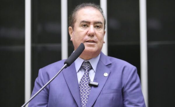 Jonas Donizette discursa na tribuna do Plenário