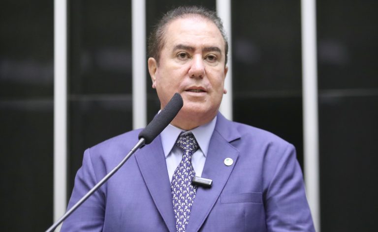 Jonas Donizette discursa na tribuna do Plenário