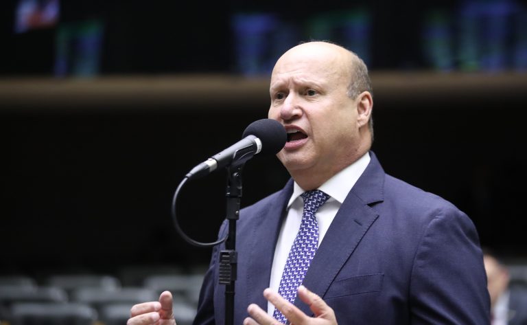 Deputado Célio Silveira (MDB-GO) fala no Plenário da Câmara dos Deputados
