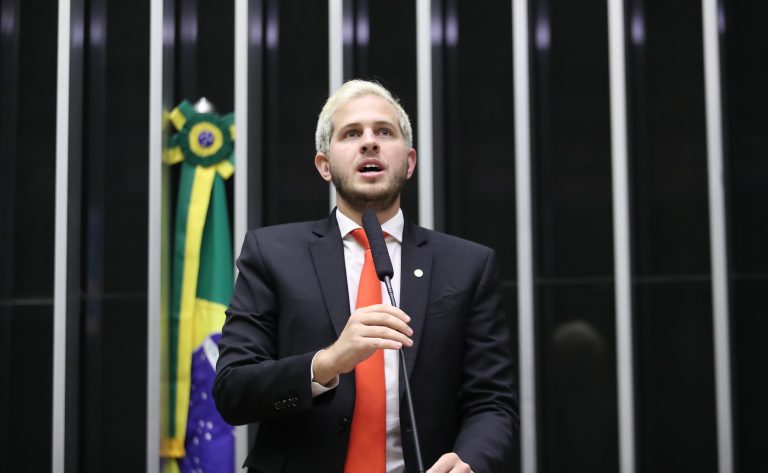 Pedro Campos discursa na tribuna do Plenário