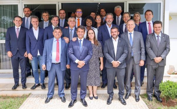 Líderes partidários com Lira e Haddad posam para foto no Ministério da Fazenda