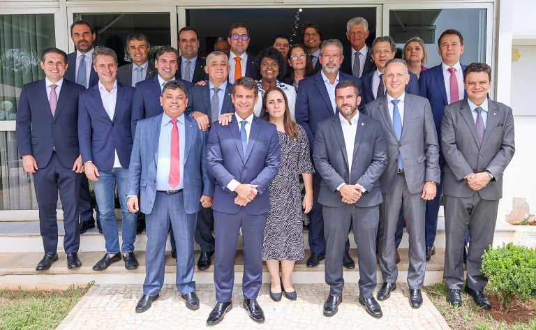Líderes partidários com Lira e Haddad posam para foto no Ministério da Fazenda