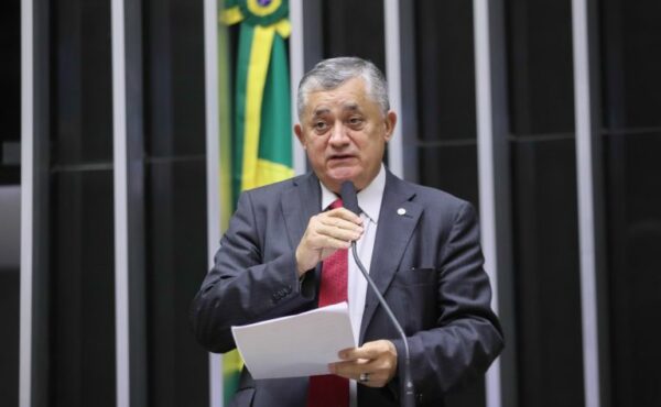 Deputado José Guimarães fala ao microfone