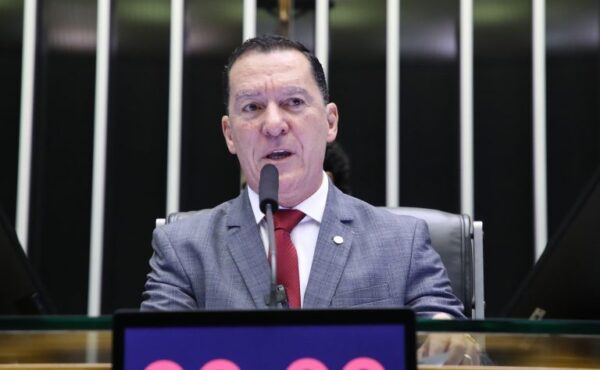 Deputado Vinicius Carvalho fala ao microfone