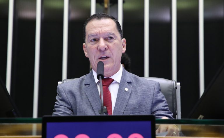Deputado Vinicius Carvalho fala ao microfone