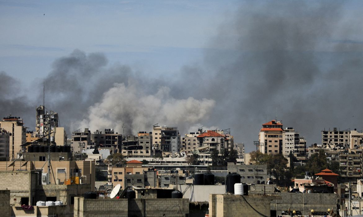 Fumaça durante invasão israelense no hospital Al Shifa em Gaza 21/3/2024 REUTERS/Dawoud Abu Alkas