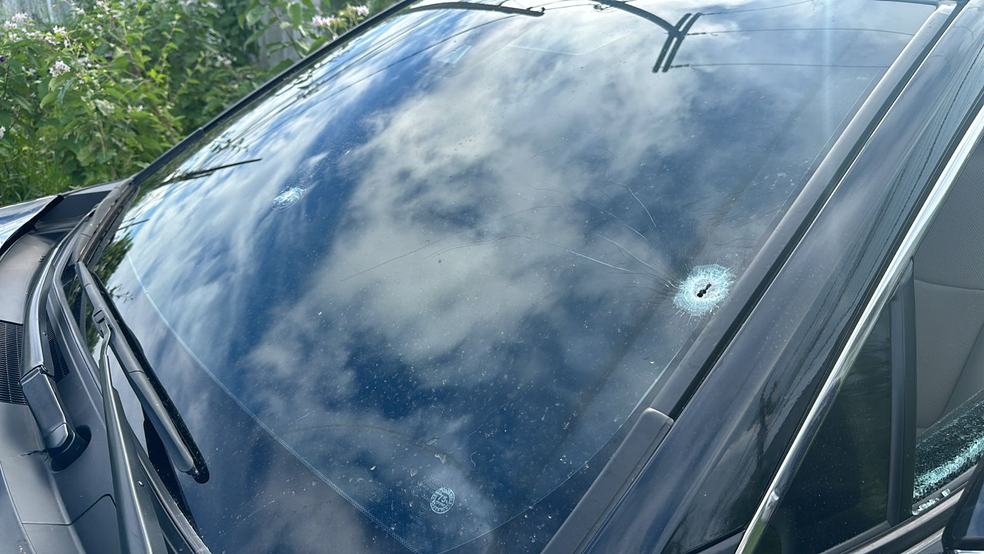 Marca de tiro em carro de vítima de sequestro relâmpago em Natal — Foto: Kleber Teixeira/Inter TV Cabugi