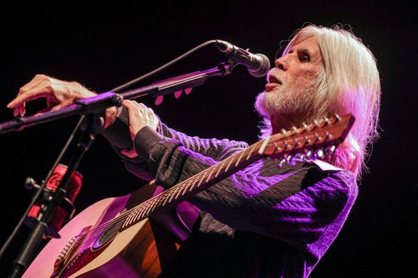 Oswaldo Montenegro entrelaça os números musicais com histórias sobre as canções e os parceiros dos 50 anos de estrada — Foto: Ricardo Nunes / Divulgação Vivo Rio