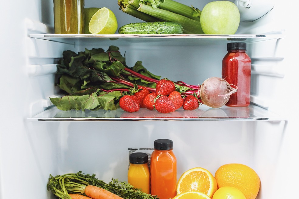 Imagem de uma prateleira de geladeira com alimentos.  — Foto: Polina Tankilevitch/Pexels