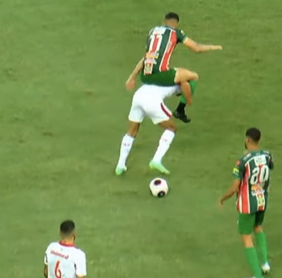 Léo Bahia sobe em Rafael Jansen e os dois são expulsos — Foto: Reprodução/Band RN
