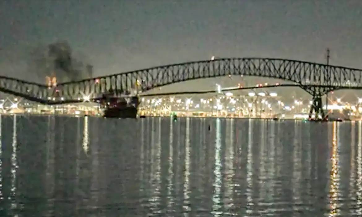 VIDEO SUMMARY: LIVESTREAM CAMERA FOOTAGE SHOWS THE MOMENT OF A CARGO SHIP COLLIDING WITH ONE OF THE BRIDGE'S SUPPORTS OF THE FRANCIS SCOTT KEY BRIDGE
BALTIMORE, MARYLAND, USA (MARCH 26, 2024) (UGC: StreamTimeLive - Access all)
Frame: Reuters