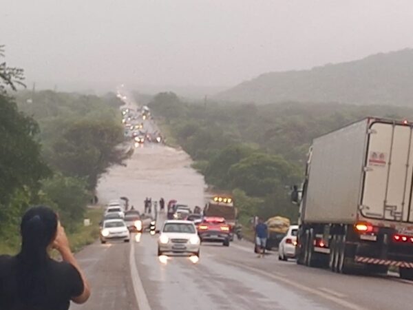 BR-304 é totalmente interditada em Lajes após rio transbordar — Foto: Reprodução/Redes sociais