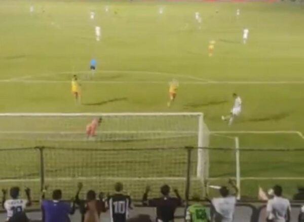 Wallyson finalizou no travessão. Vídeo de torcedor mostra a posição do atacante na finalização — Foto: Reprodução