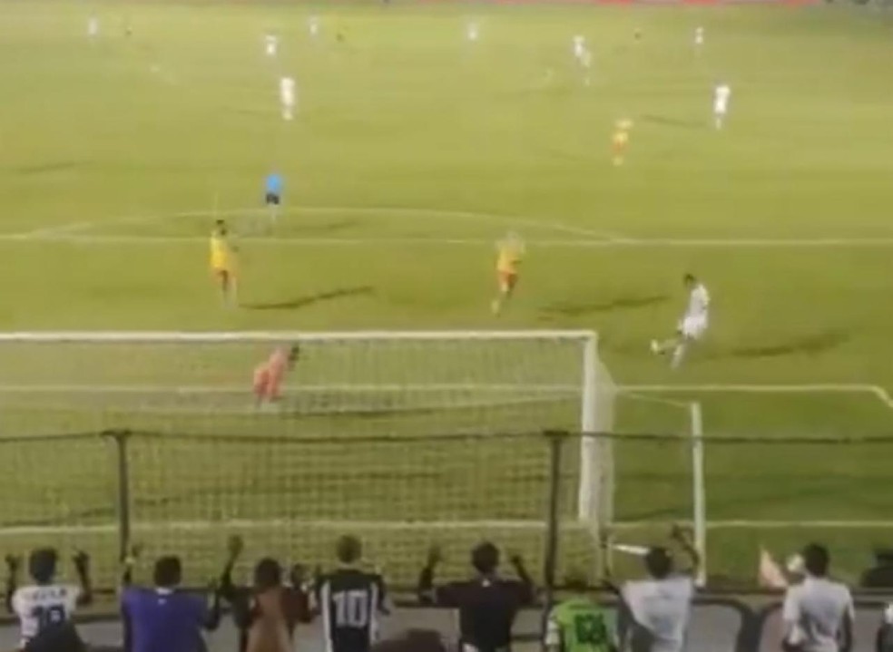 Wallyson finalizou no travessão. Vídeo de torcedor mostra a posição do atacante na finalização — Foto: Reprodução