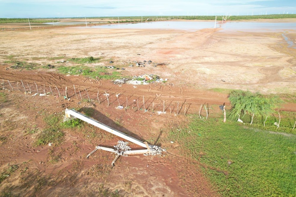 Postes foram quebrados e cabos furtados em Guamaré — Foto: Canindé Soares/Divulgação/Neoenergia Cosern