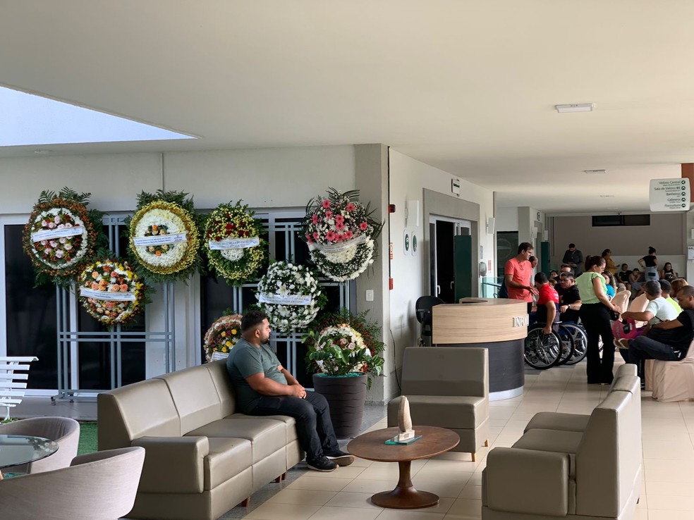 Amigos e familiares se despedem de Joana Neves durante velório em Natal — Foto: Gustavo Brendo/Inter TV Cabugi