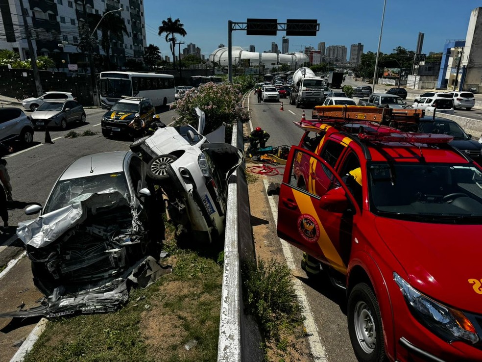 Carros batem na marginal da BR-101 em Natal e motorista fica presa às ferragens — Foto: Emerson Medeiros/Inter TV Cabugi