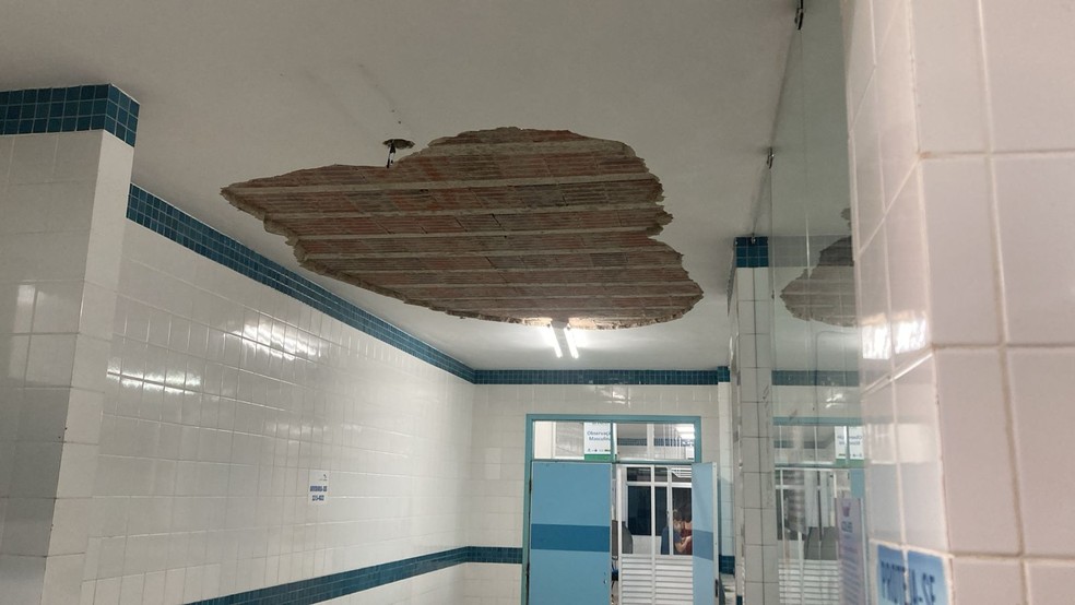 Reboco de teto caiu na manhã desta terça-feira (26) na UPA Belo Horizonte, em Mossoró — Foto: Pedro Hugo/Inter TV Costa Branca