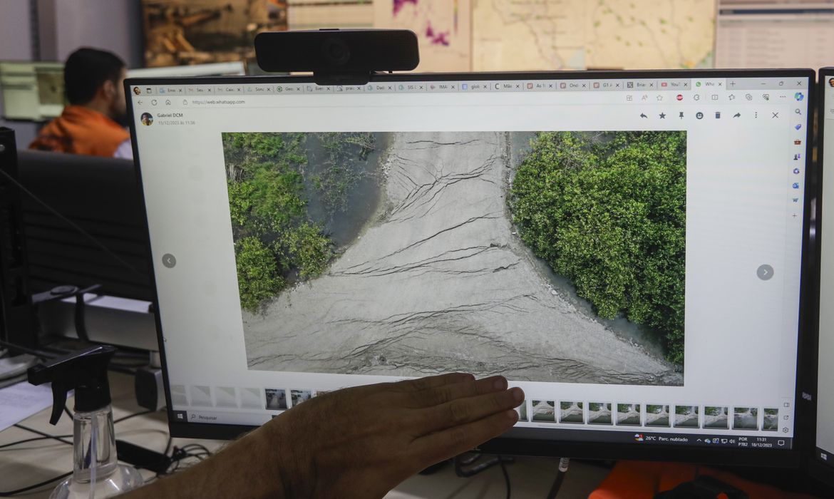 Maceió (AL) 18/12/2023 – Um agente mostra em uma foto na tela do seu computador o local onde houve o rompimento da minha 18 da mineradora Braskem, no Centro integrado de monitoramento e alerta da Defesa Civil, agentes de plantão atendem os chamados da população e monitoram o tempo em toda a capital, para enviar alertas, quando necessário.
Foto: Joédson Alves/Agência Brasil