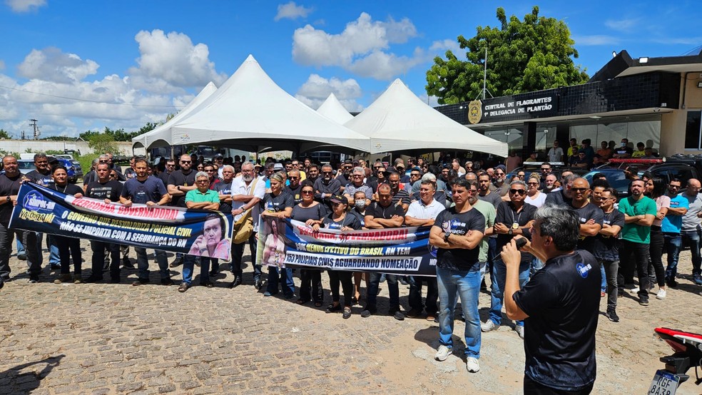 Policiais fazem ato em frente à Central de Flagrantes da Polícia Civil do RN — Foto: Cedida