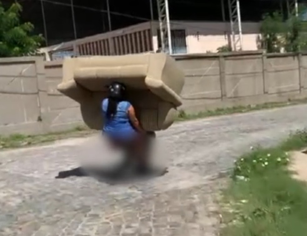 Pessoas transportam sofá em cima de moto no interior do RN — Foto: Reprodução