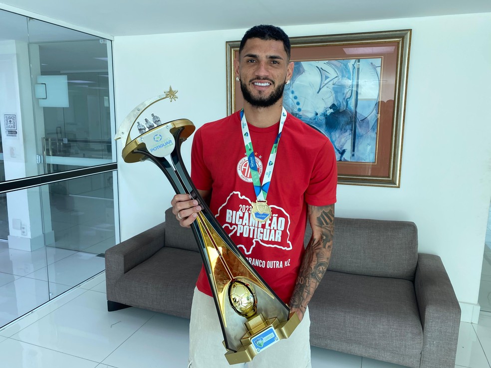 Alan com a taça de campeão potiguar — Foto: Augusto César Gomes