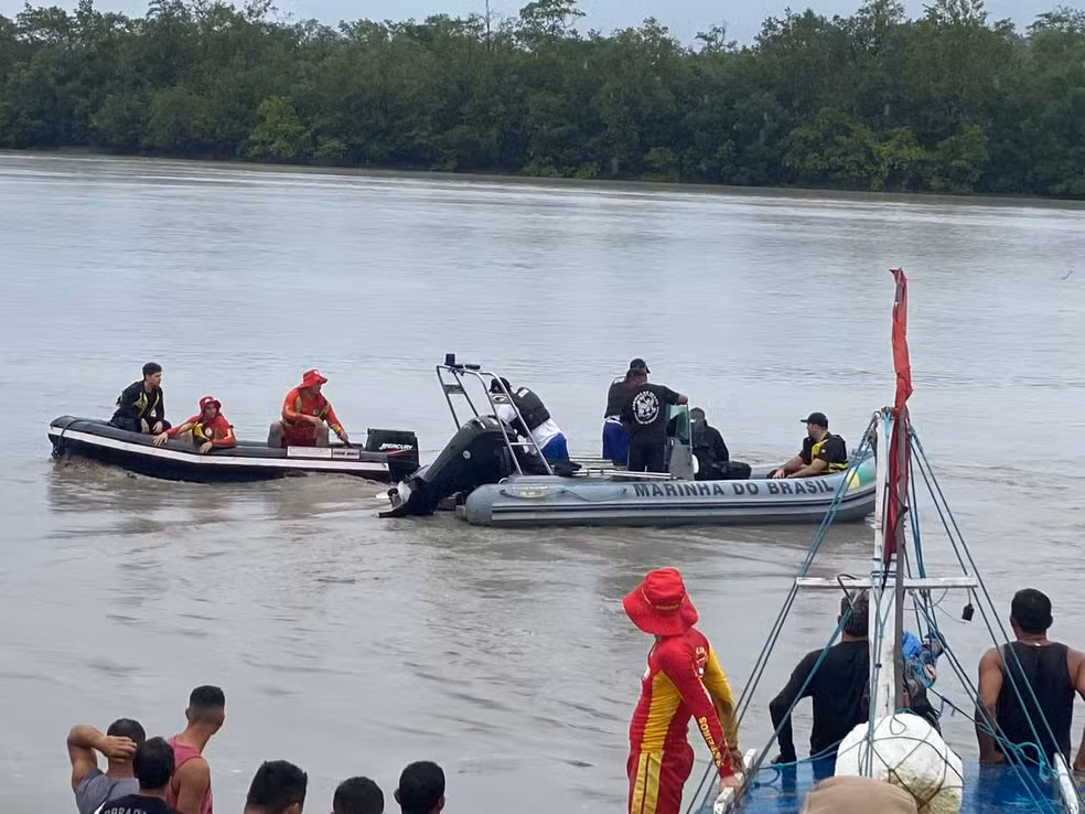 Polícia Federal, bombeiros e outras autoridades se mobilizam para resgatar barcos com corpos no Litoral paraense | Foto: PF