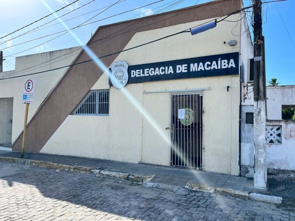 Delegacia de Macaíba, na Grande Natal, fechada na manhã desta terça-feira (23) — Foto: Vinícius Marinho/Inter TV Cabugi