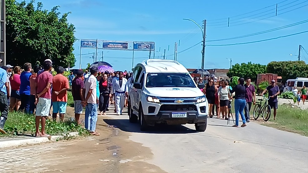 População acompanha sepultamento de psicóloga assassinada no interior do RN — Foto: Cedida