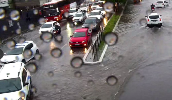 Alagamento na Avenida Hermes da Fonseca, em Natal, na manhã desta sexta (26) — Foto: STTU/Cedida