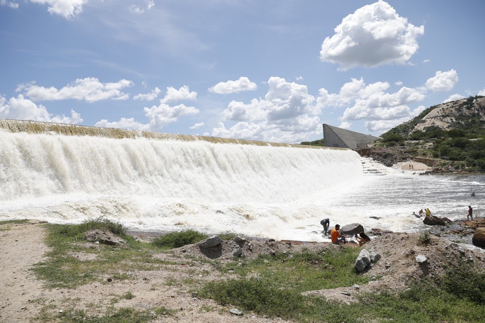 Sangria da barragem de Oiticica causou atraso da conclusão da parede, segundo o governo do RN — Foto: Raiane Miranda/Governo do RN