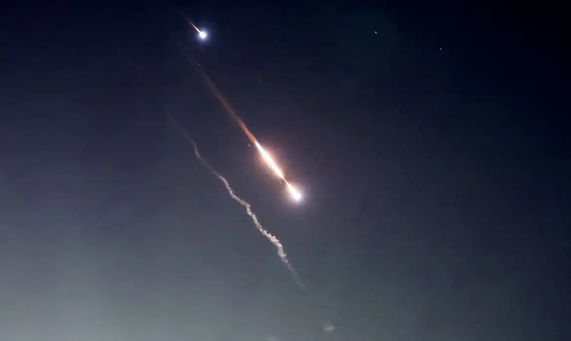 Objects are seen in the sky above Jerusalem after Iran launched drones and missiles towards Israel, in Jerusalem April 14, 2024. REUTERS/Ronen Zvulun
TPX IMAGES OF THE DAY