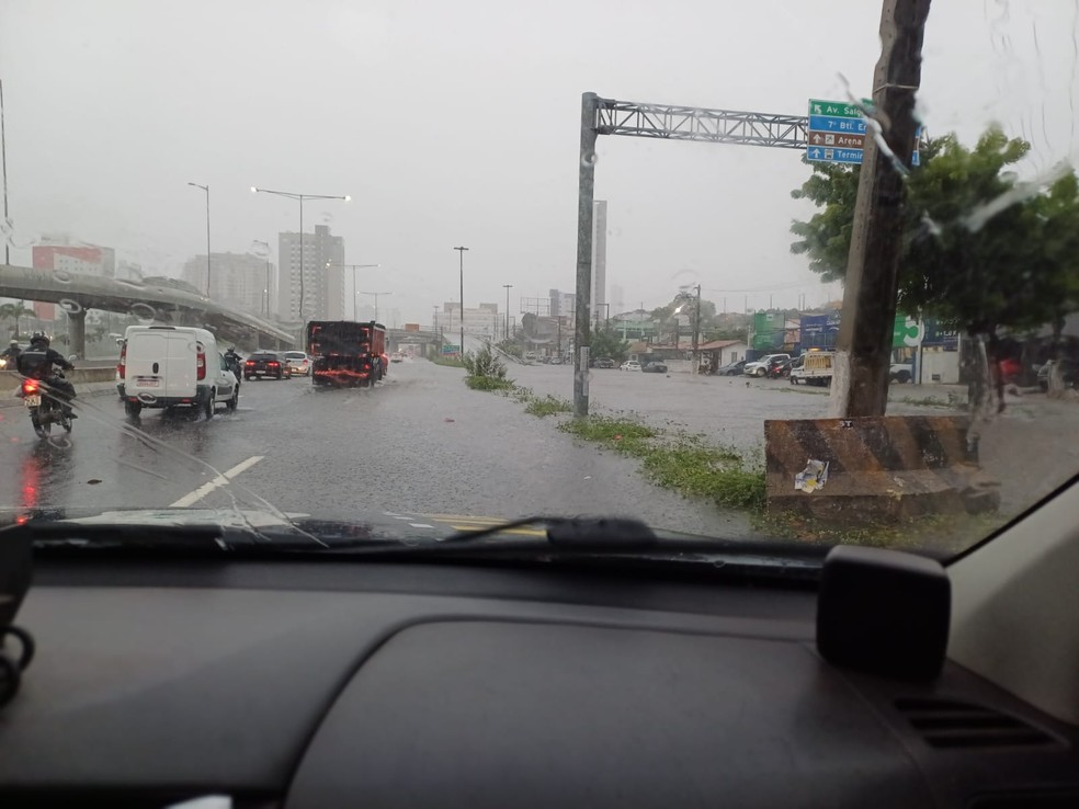 Alagamento interdita parte da BR-101 em Natal — Foto: PRF/Cedida